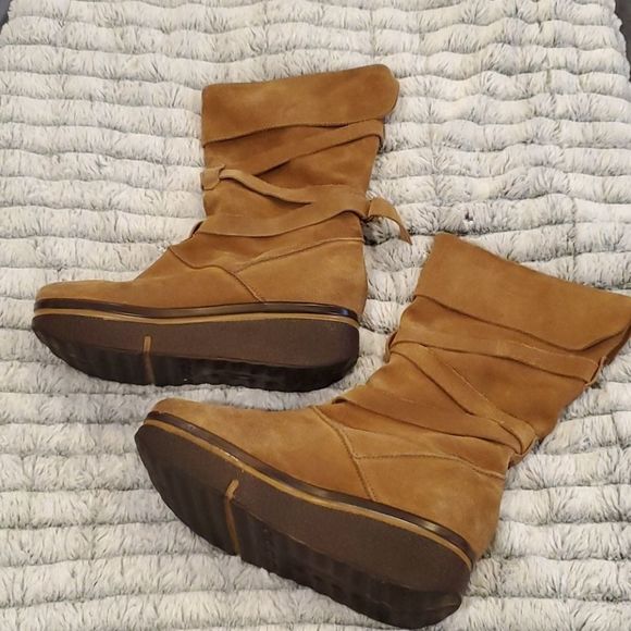 Camel colored suede Arezzo wedge boots - Picture 2 of 8